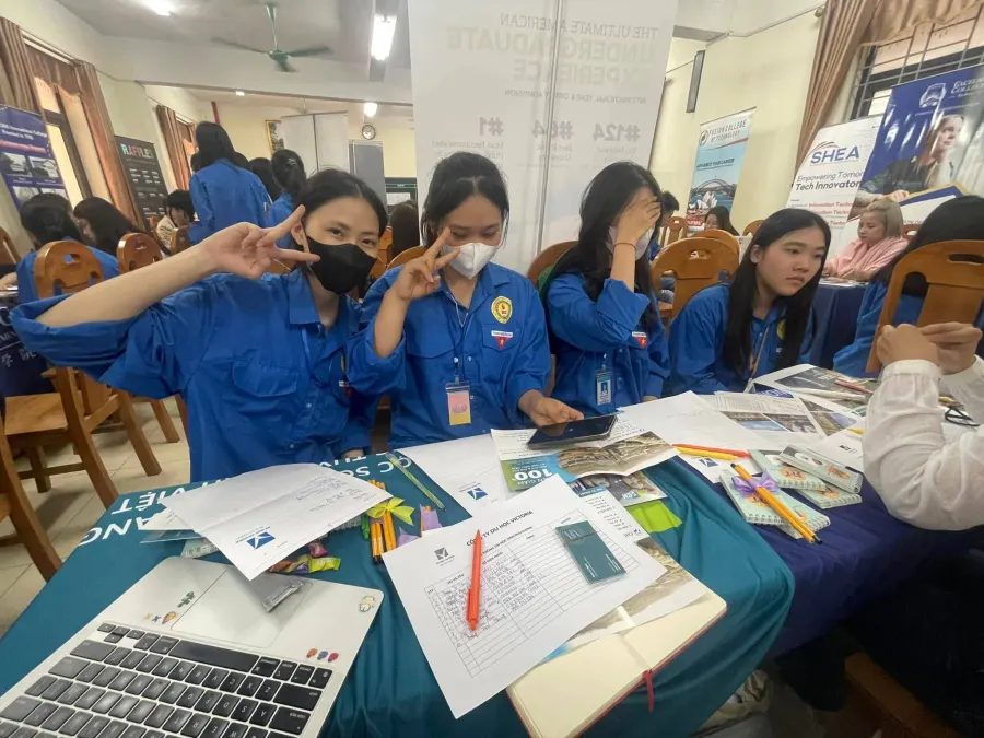 Trung tâm Du học Ba Lan Flat World