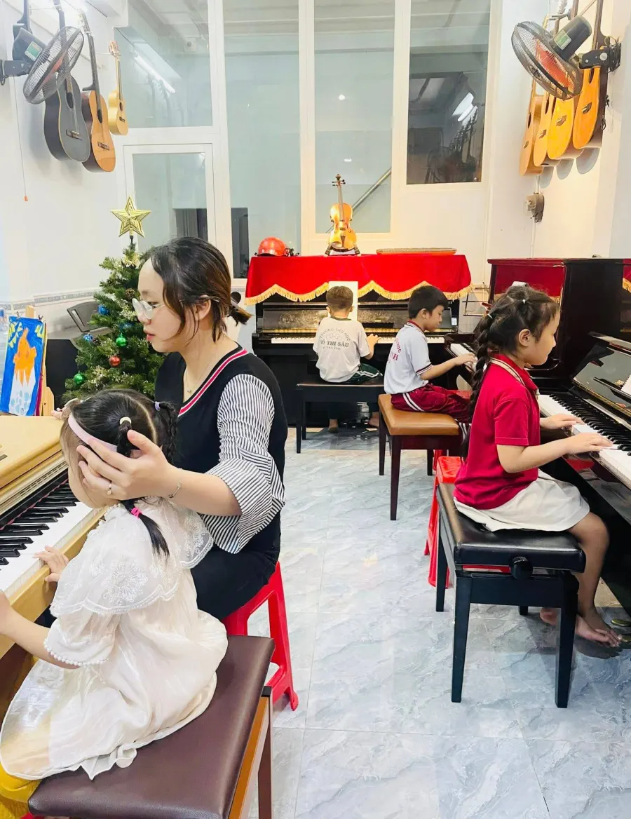 Trung tâm Âm Nhạc Huỳnh Gia
