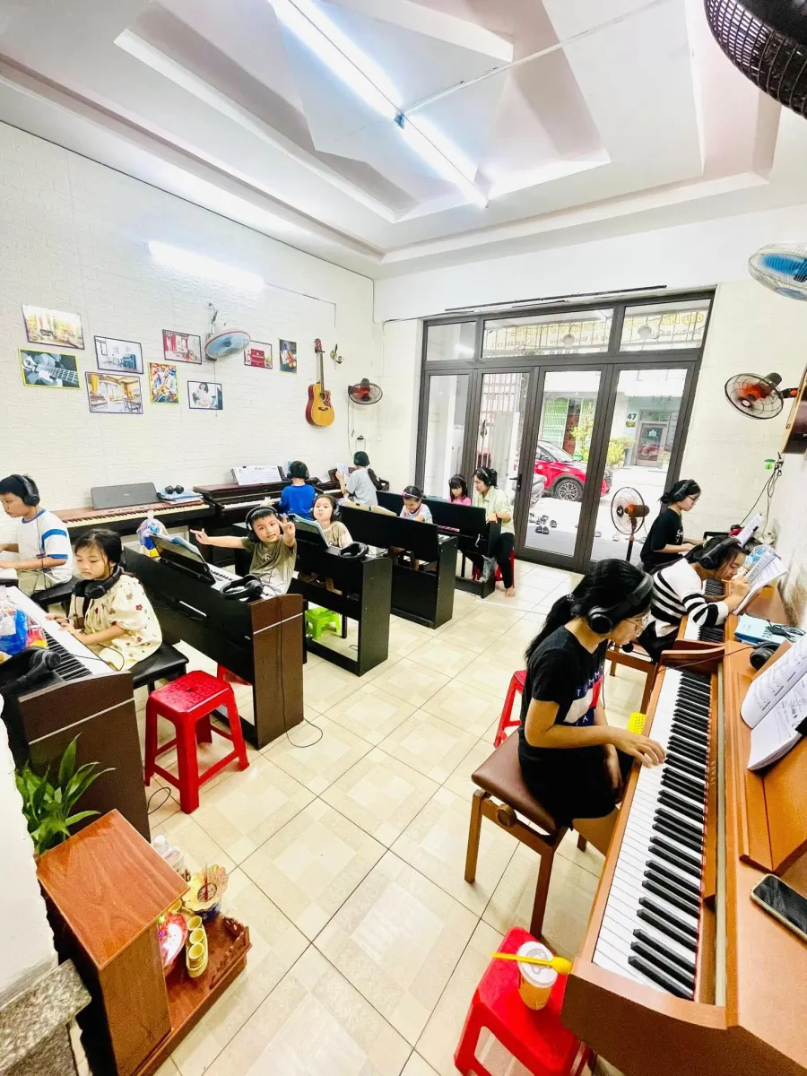 Lớp Âm nhạc CD Music