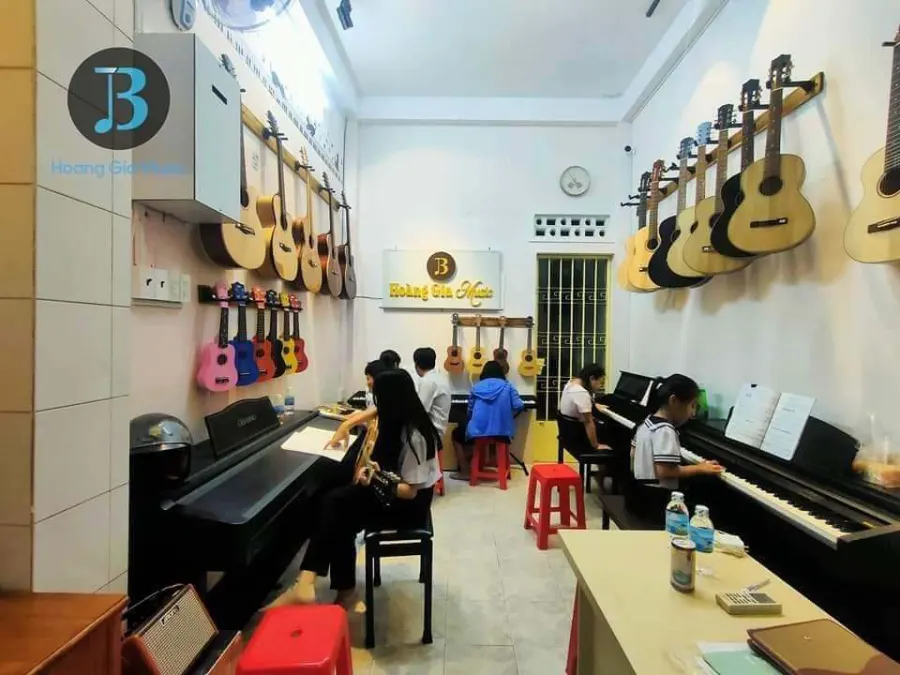 Trung tâm Hoàng Gia Music