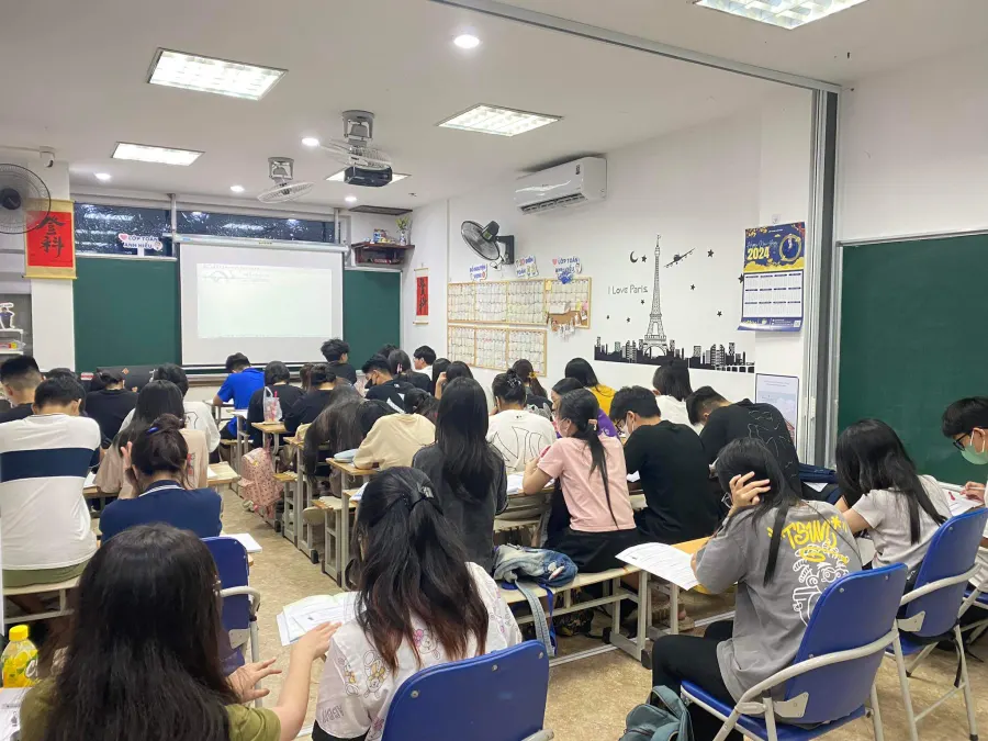 Trung tâm Luyện thi Toán Thầy Hiếu